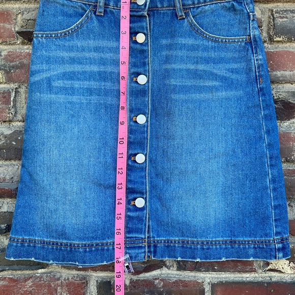 H&M jean skirt with buttons - Picture 4 of 7